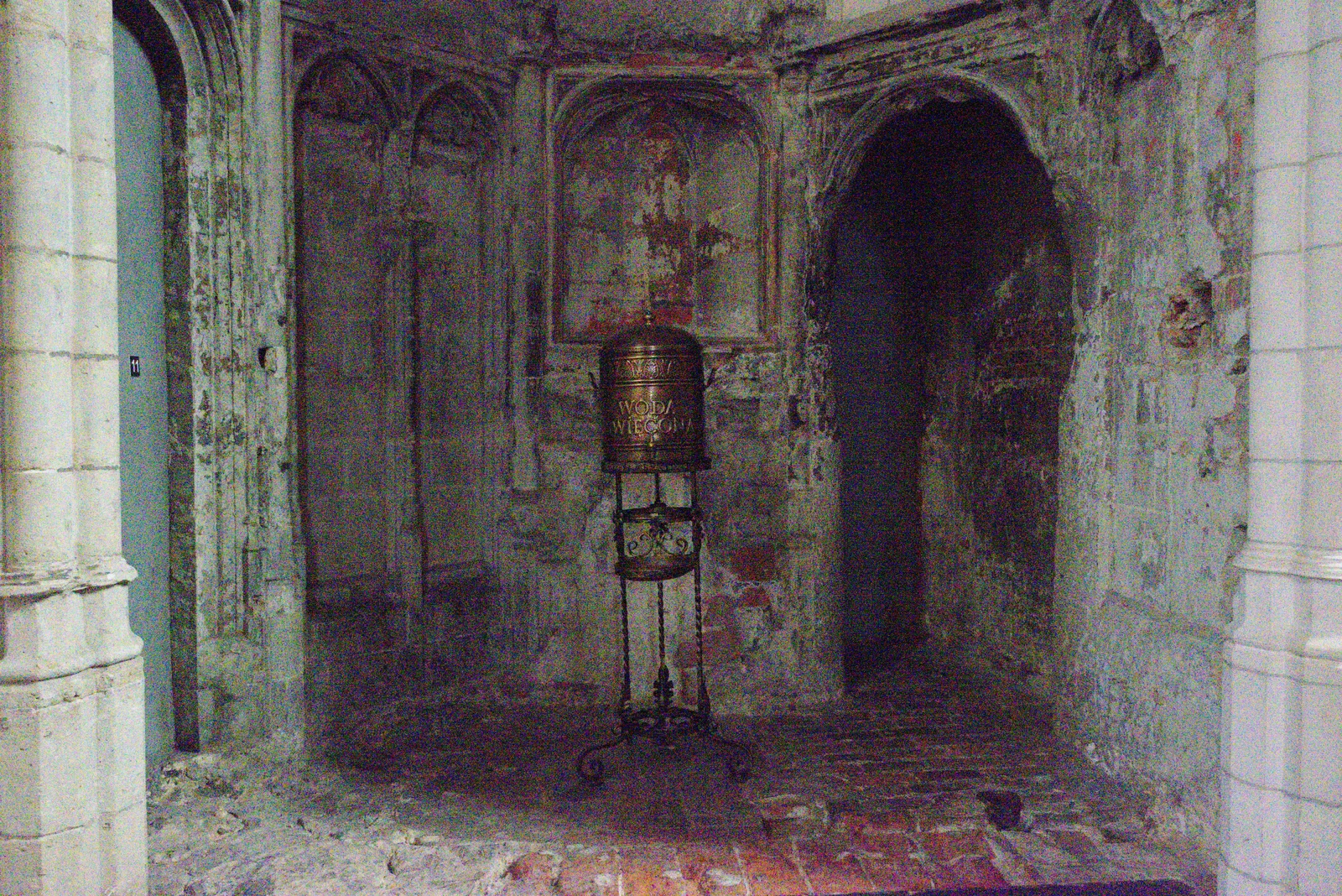 ISO 6400 church interior photograph before denoising